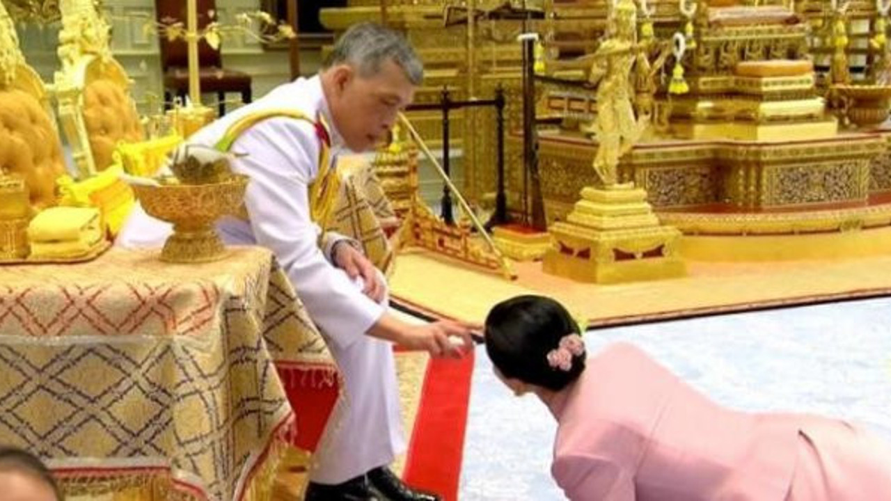 Kral değil metresi çıplak. Fotoğrafları ortaya çıktı. Kral şimdi ne yapacak