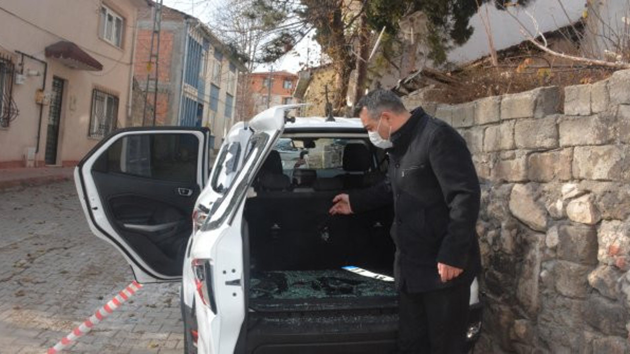 Park halindeki sıfır aracı sopa ile kırıp döktü