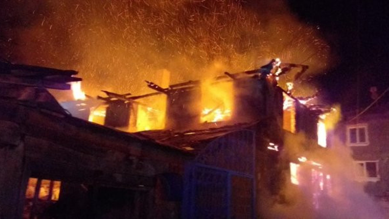 Soba devrildi 2 katlı bina yandı