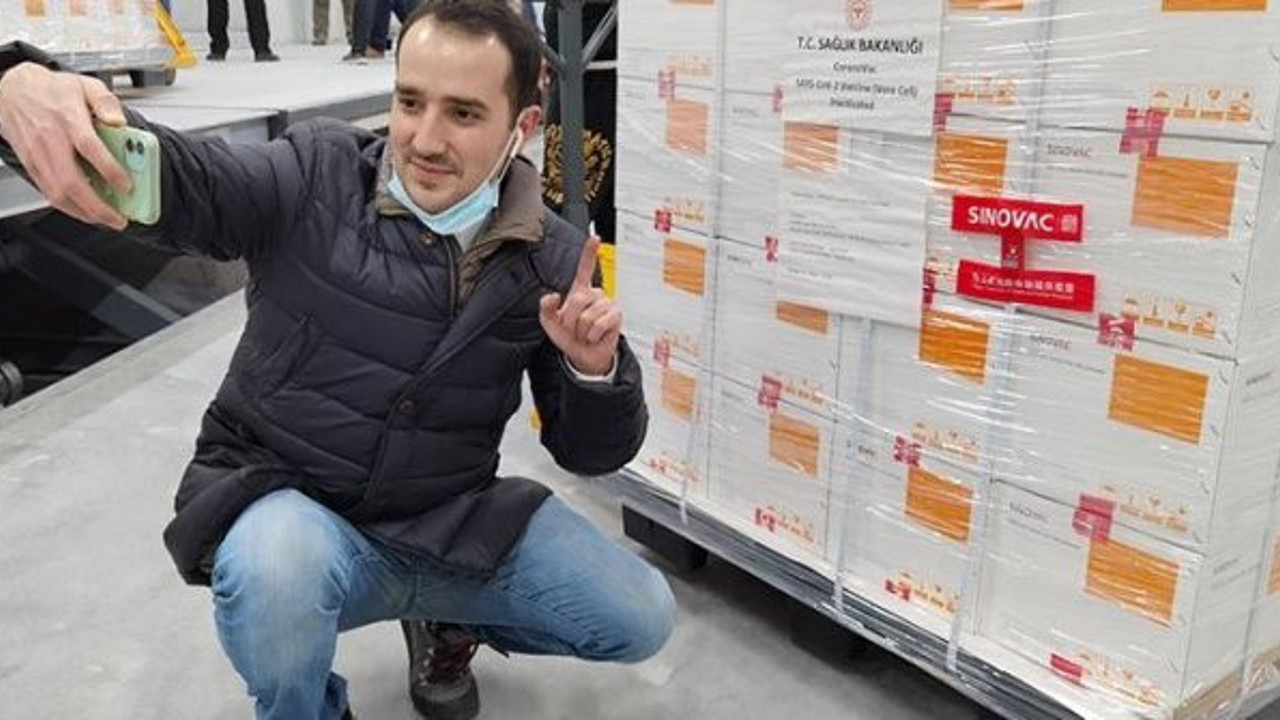 TRT muhabiri yılın haberini patlattı...Çin aşısının önünde fotoğraf çektirince kutuların üstünde yazan ortaya çıktı