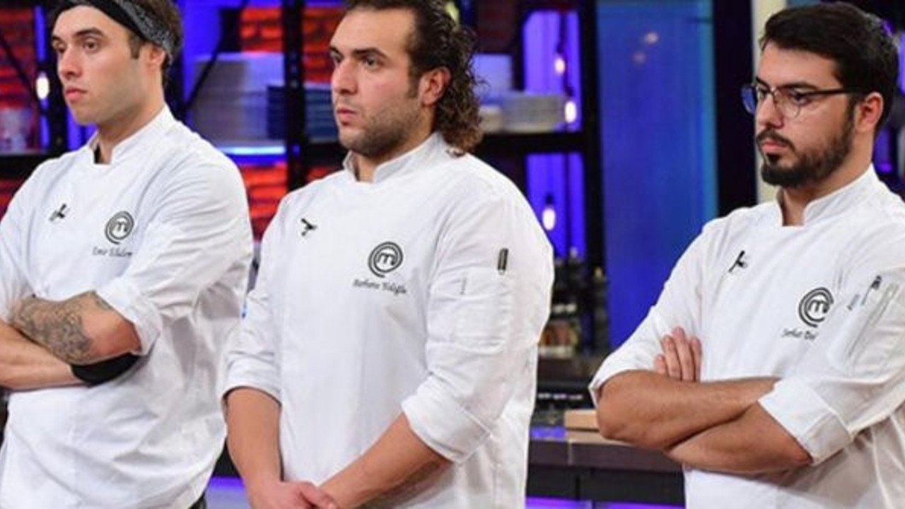 MasterChef Türkiye’de ilk finalist belli oldu. 28 Aralık MasterChef finale kalan yarışmacı Barbaros mu, Serhat mı, Emir mi. Eleme potasında hangi iddialı isimler yarışacak