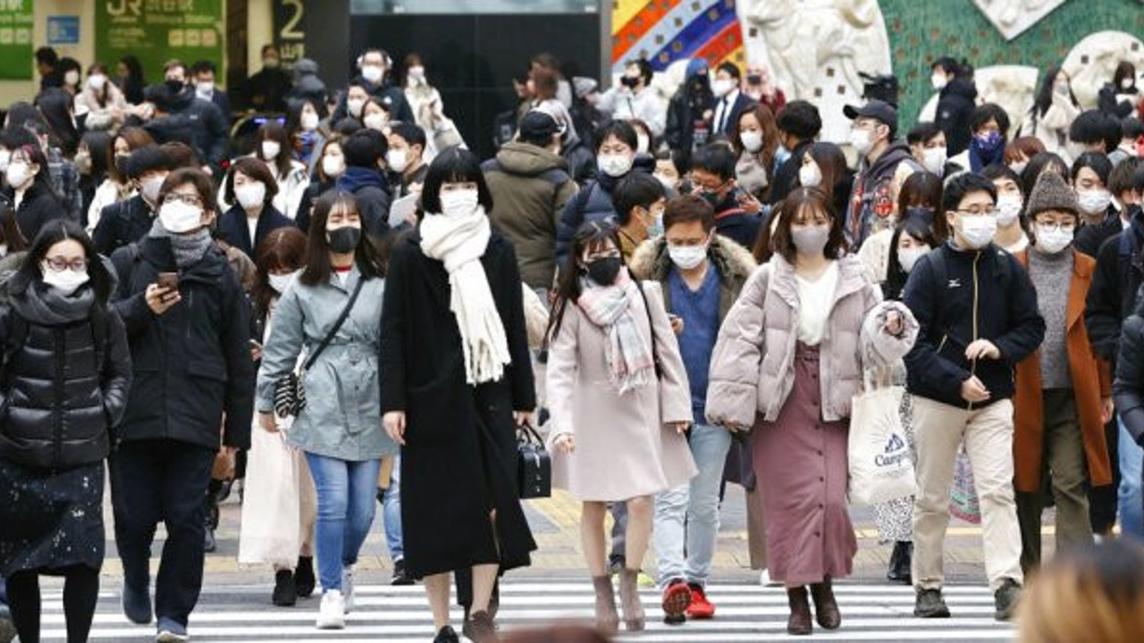 Japonya Başbakanı'ndan halkına işbirliği çağrısı. Virüs tatil dinlemiyor