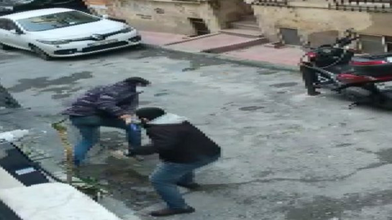 Beyoğlu'nda boğazını kestiler. İzleyenlerin kanı dondu