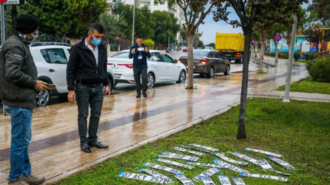 Antalya'da şiddetli yağışlar bir parkı plaka pazarına döndürdü