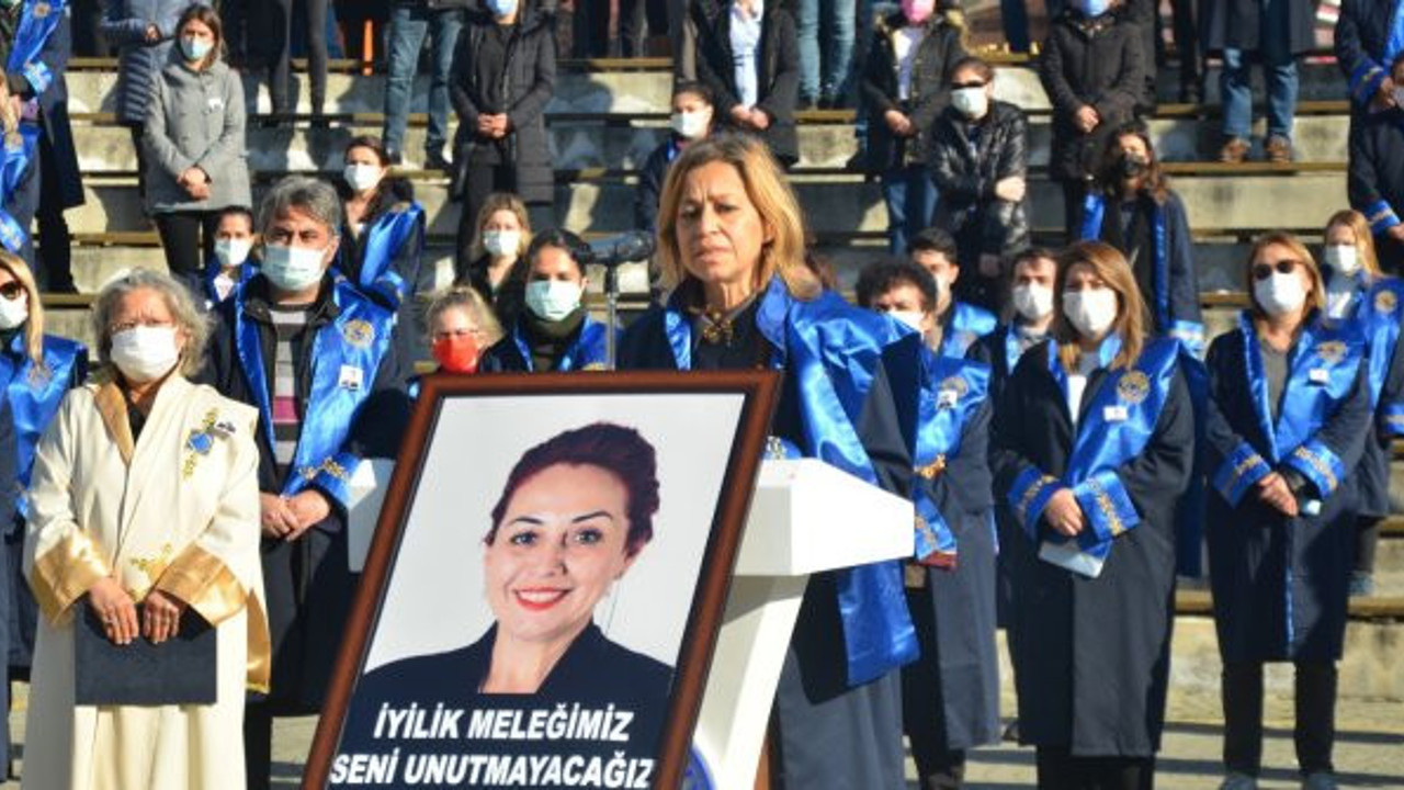 Güle güle kırmızı saçlı öğretmen. Aylin Sözer'e veda. Meslektaşları ve öğrencileri gözyaşlarına boğuldu