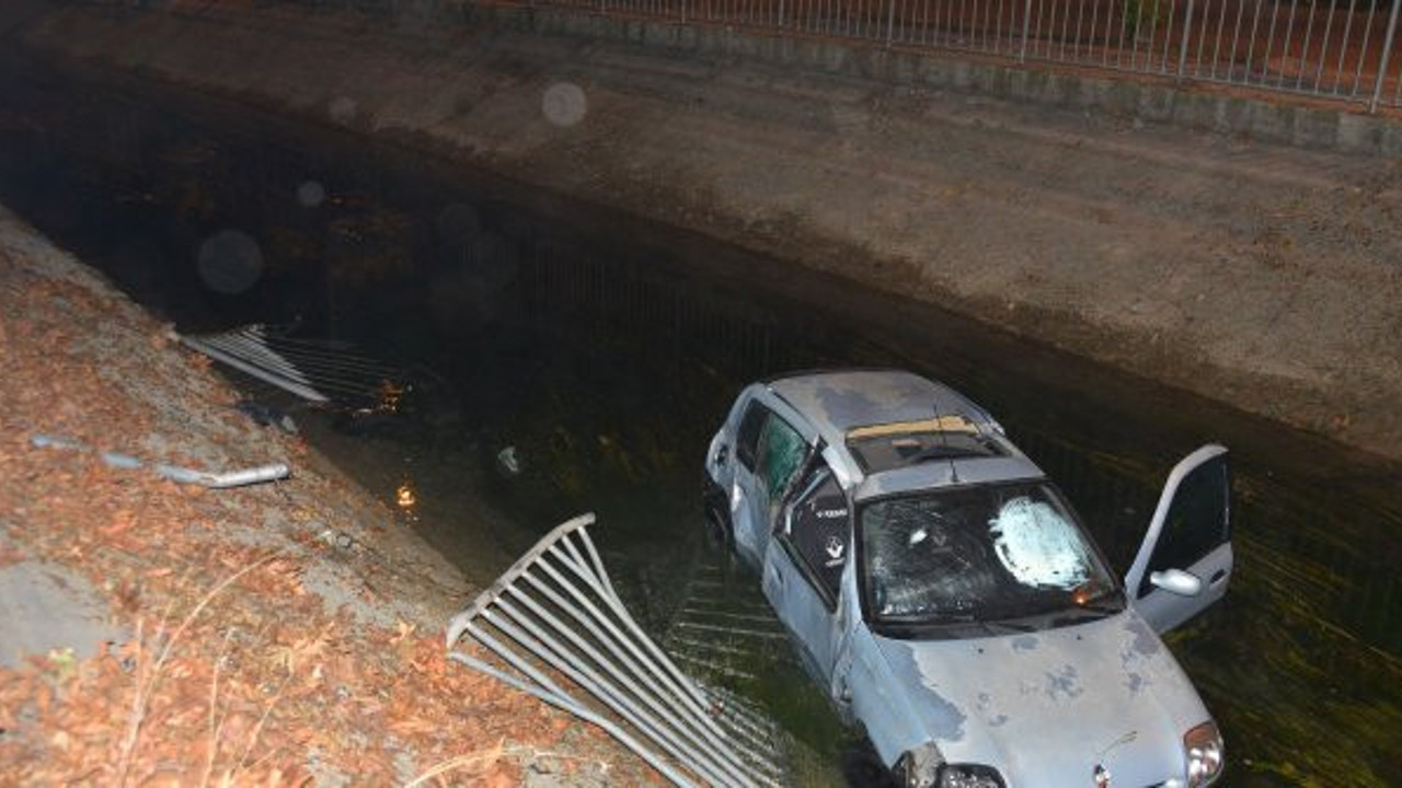 Direksiyon hakimiyetini kaybetti sulama kanalına uçtu