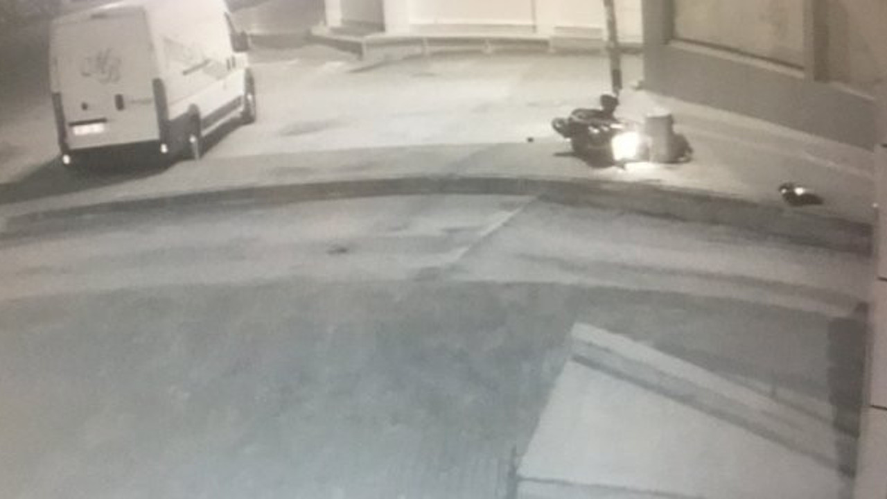 Kurye bomboş yolda giderken takla attı. 18 yaşındaki genç ölümün pençesinde