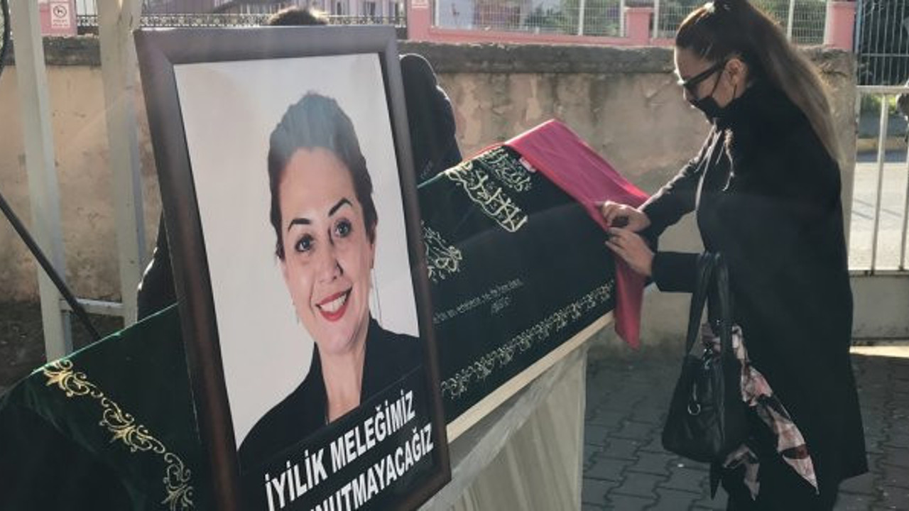 Akademisyen Aylin Sözer'e son veda. Gözyaşları sel oldu. Tabutun başına kırmızı tülbent