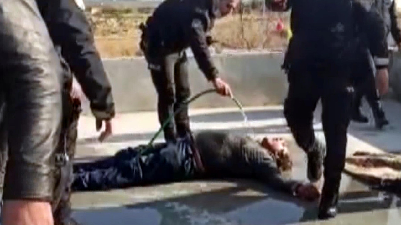 Mersin'de alev topuna dönen adama hortumlu müdahale. Cayır cayır yandı