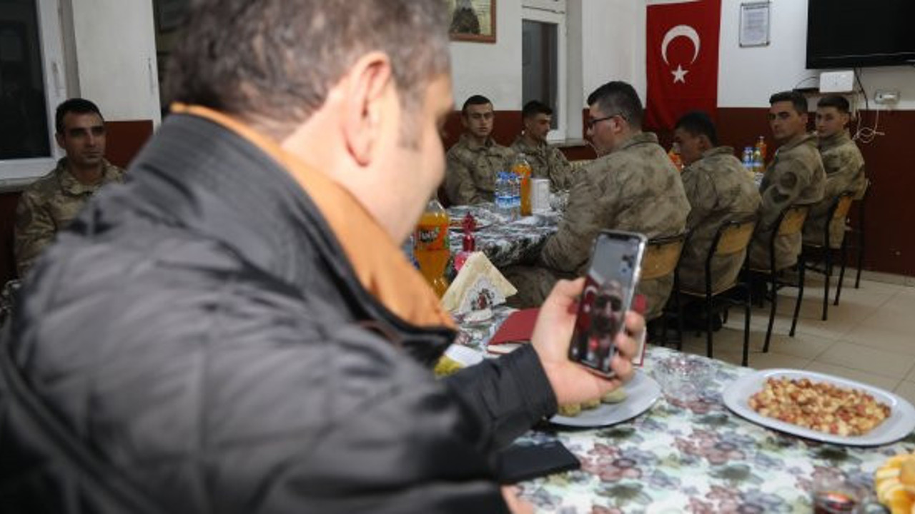 Bakan Soylu'dan Sivas'taki askerlere sürpriz kutlama