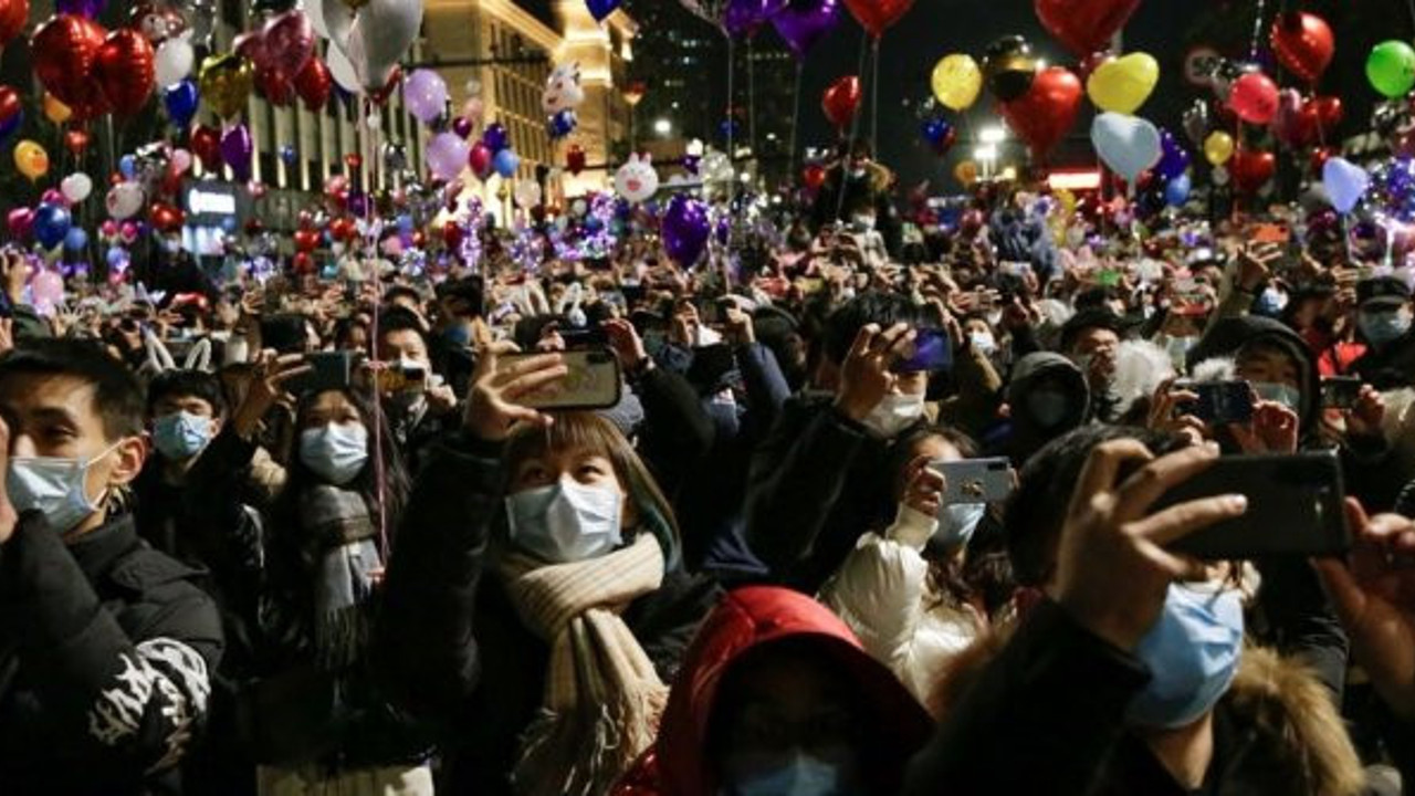 Vicdansız Vuhanlılar. Yüz binlerce insanı öldürdüler yılbaşında çılgınlar gibi eğlendiler