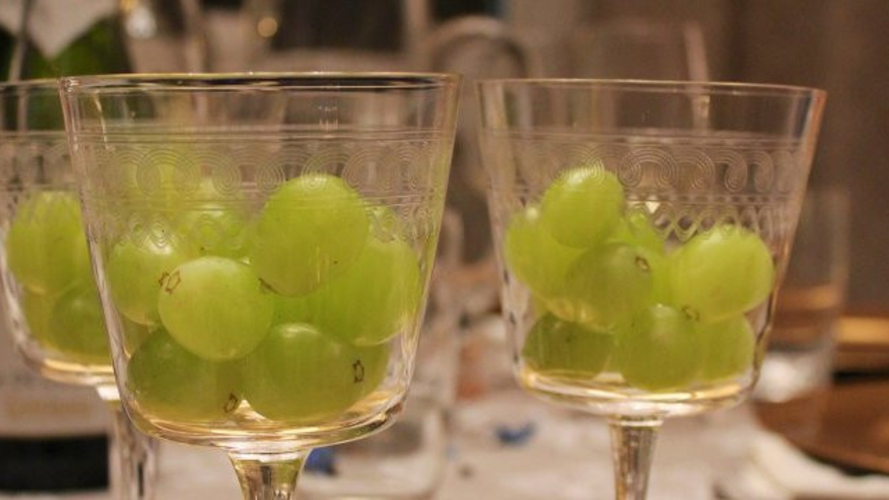 Her yıl bu meydanda toplanıp 12 üzüm yiyorlardı. Bu sene yiyemediler