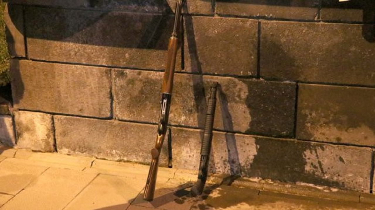 Mezarlıkta esrarengiz olay. Uzun namlulu silahla dolaşırlarken yakalandılar