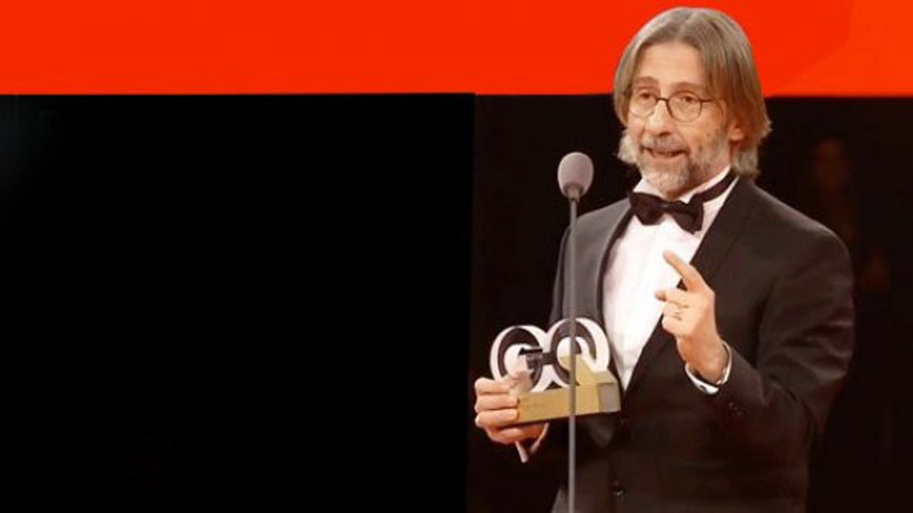 Tabii ki Prof. Dr. Ercüment Ovalı’nın önü kesilir. Aldığı ödülü şehit Eren Bülbül’e adamıştı