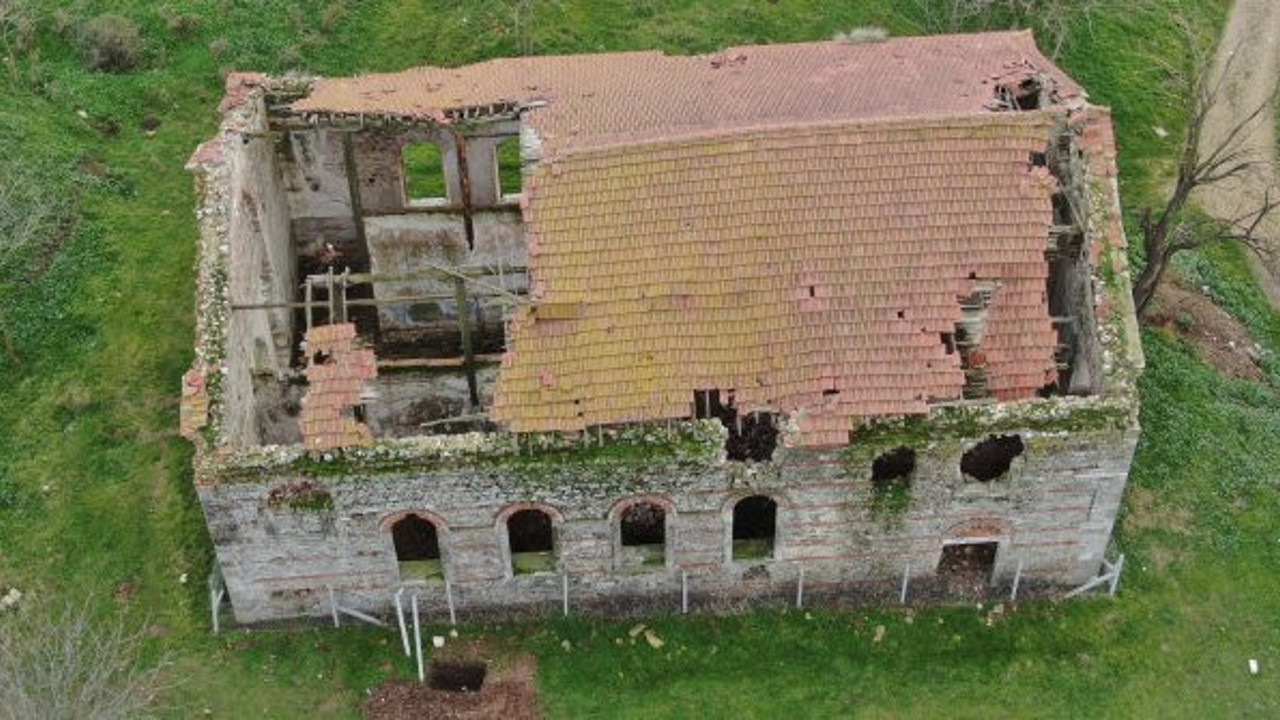 Tarihi Germiyan Kilisesi'ne hücum ettiler. Çatısından zeminine her yere girdiler