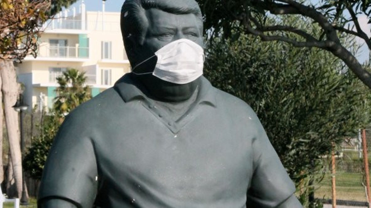 Eski Cumhurbaşkanı Turgut Özal'ın heykeline korona virüs önlemi