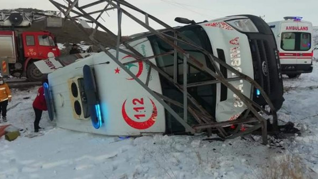 Hasta taşıyan ambulans kaza yaptı (03 Ocak 2021)