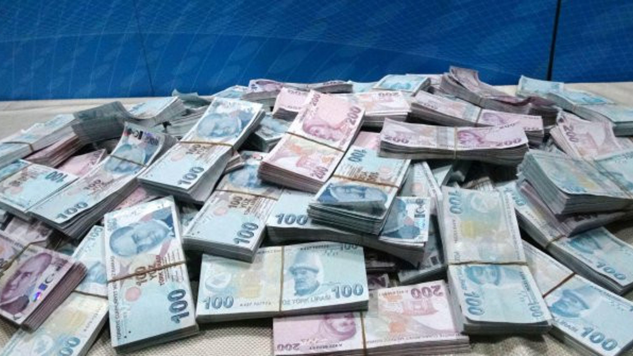 Emeklinin kaderi bugün belli oluyor. Emekli maaşları kaç lira olacak. Köprülere yüzde 26 zam yapmışlardı