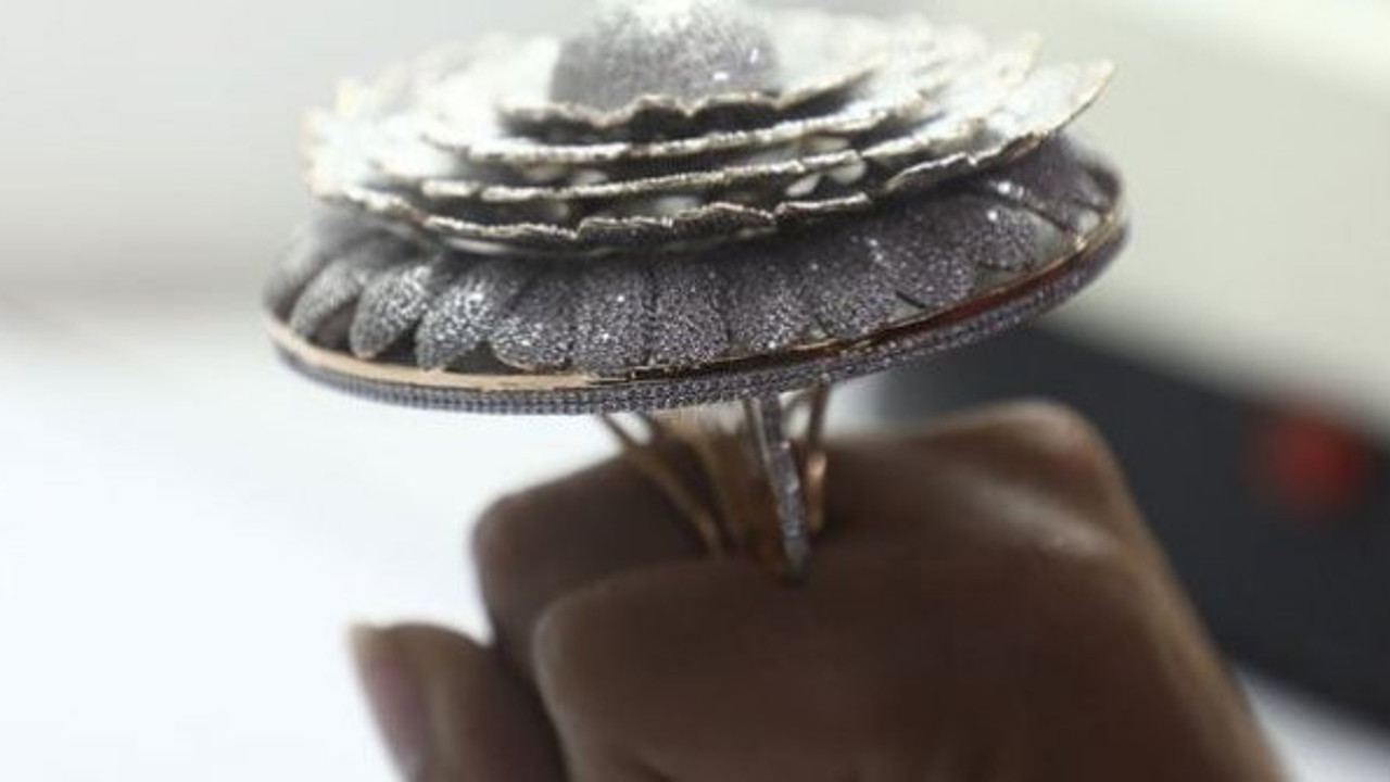 Bu yüzükteki elmasları saya saya bitiremediler