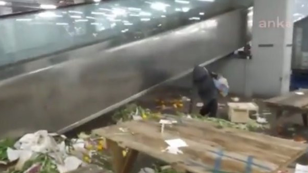 Pazar sonunda atılan sebze ve meyvelerden yiyecek toplayan kadın. Enflasyonun gerçek görüntüsü bu hani enflasyon yüzde 14’tü