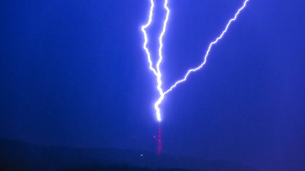 Anlık yıldırım düşmesi böyle görüntülendi