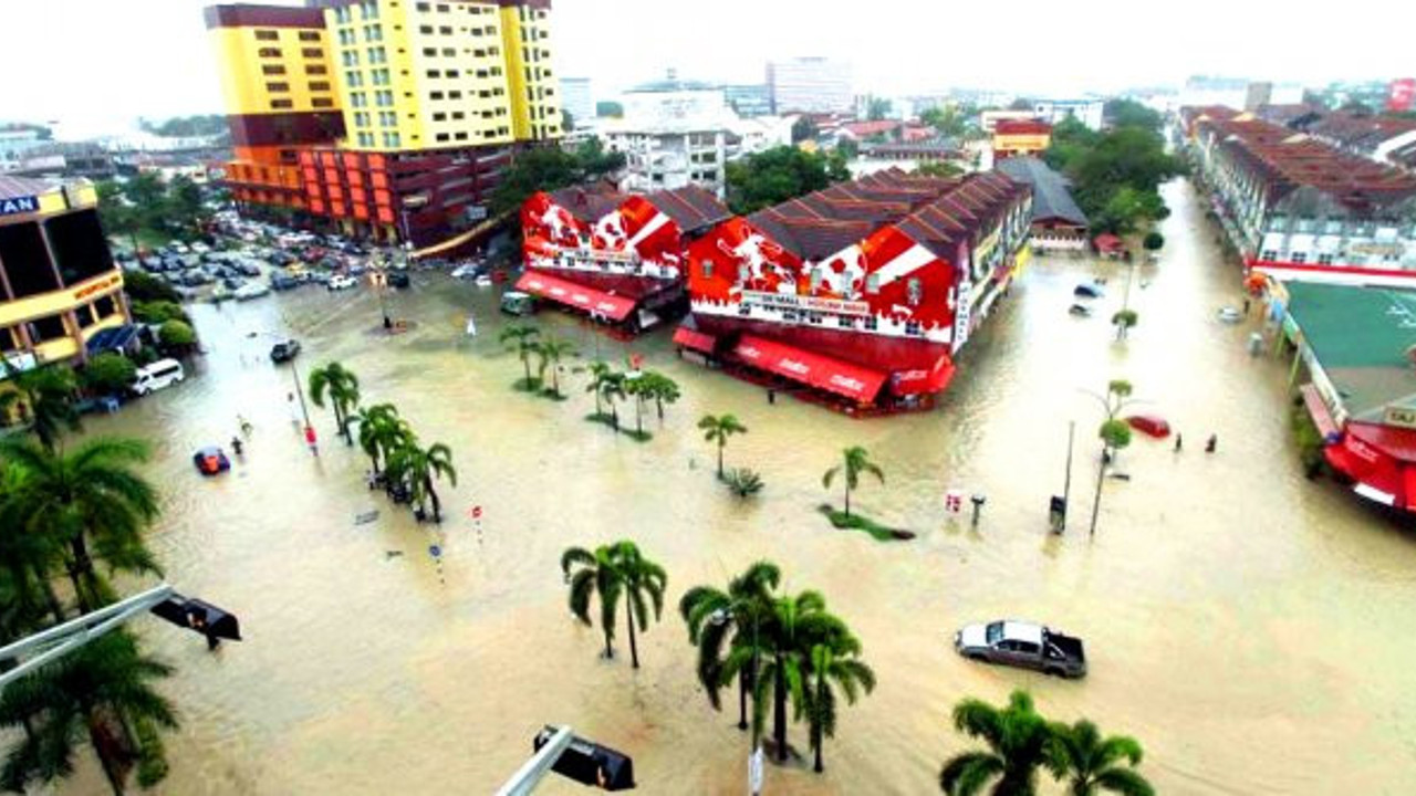 Muson yağmurları 20 bin kişiyi yerinden etti