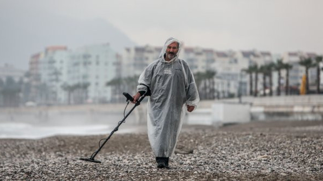 Meteoroloji Antalya'da turuncu alarm verince sahile koşuyor. Ganimetçi Ali kuyumcu dükkanı gibi