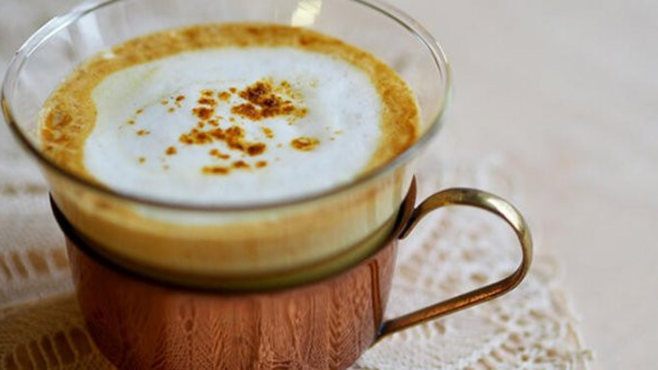 Altın sütün sadece bir bardağında sayısız şifa var. Herkes aktarlara koşuyor