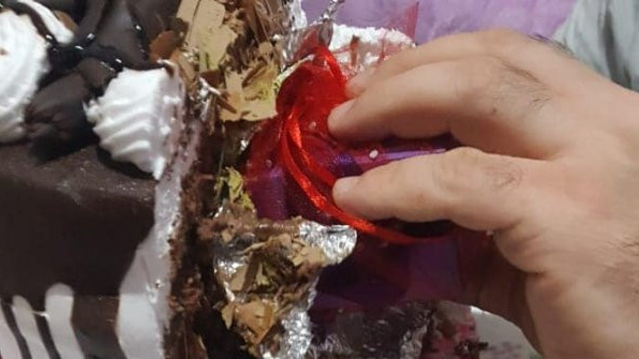 Yılbaşında aldığı pastadan öyle bir şey çıktı ki hemen pastaneyi aradı