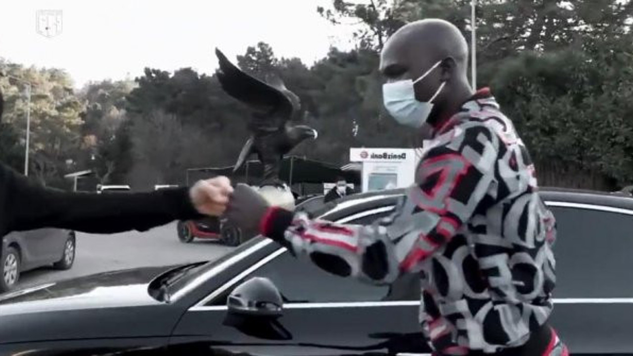 Annesini kaybeden Aboubakar Nevzat Demir'e yerel kıyafetle döndü. Beşiktaşlı futbolcularla bir aile gibi sarmaş dolaş oldular