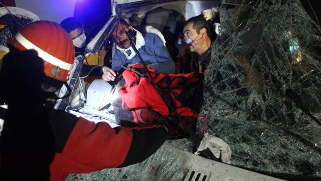 Kontrolden çıkan TIR ortalığı savaş alanına çevirdi