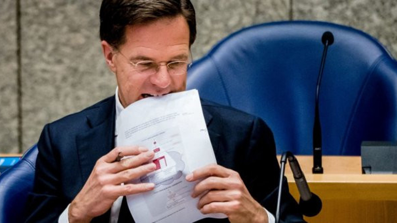 Hollanda Başbakanı Rutte aşı yüzünden dudaklarını ısırdı