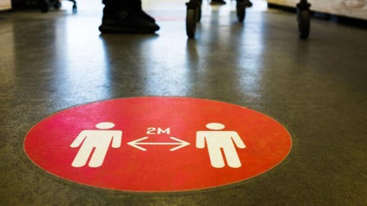 Danimarka'da risk seviyesi 5'e çıkarıldı. Artık sosyal mesafe 2 metre