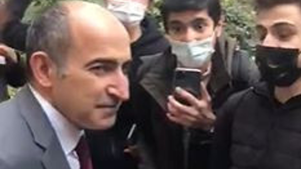 Rektör Melih Bulu öğrencilerle konuşmak istedi. Olanlar o anda oldu