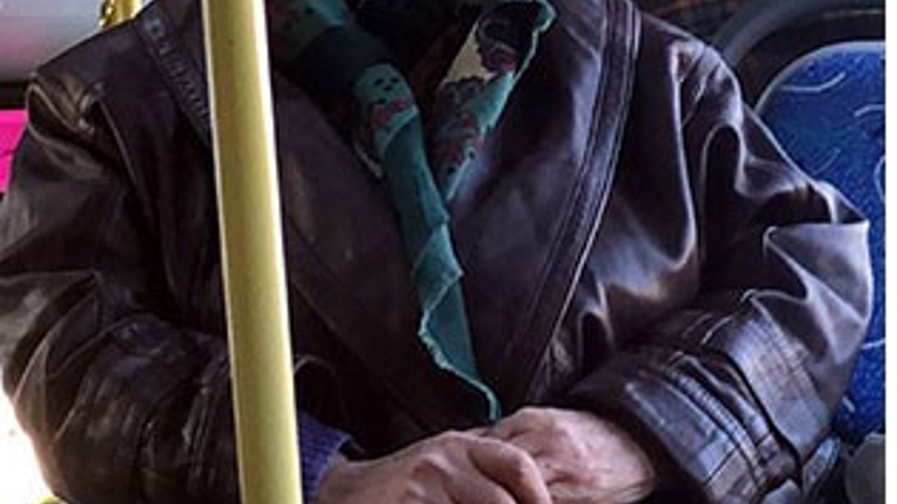 Yasağı delip otobüse binmişti. Yaşlı kadının savunması şoförü çılgına çevirdi