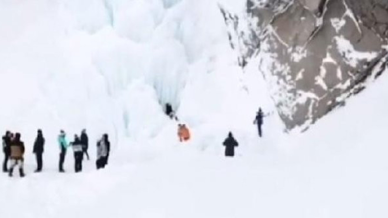 Rusya'da donmuş şelalede buz sarkıtı faciası. Olacaklardan habersizlerdi