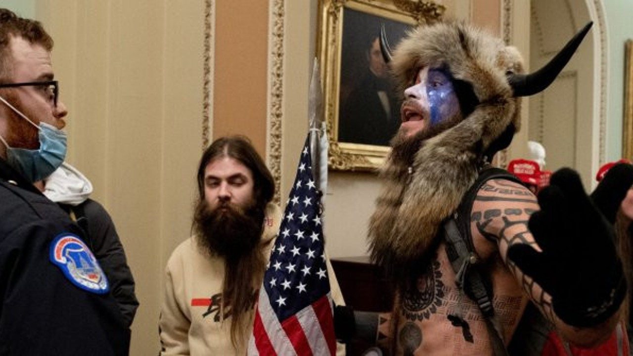 Büyük oyunu tam bozacaktı ki lanet olası federaller peşine düştü. ABD'deki Kongre baskınının boynuzlu vikingi aranıyor