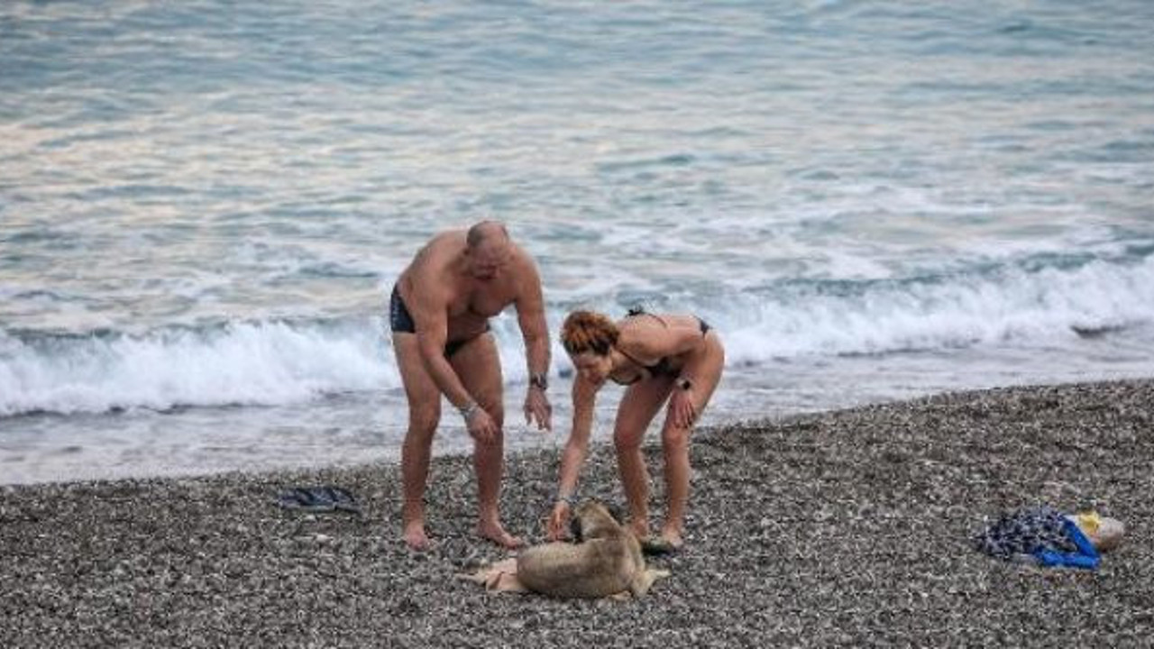 Yasaktan muaf olan turistler denize girdiler