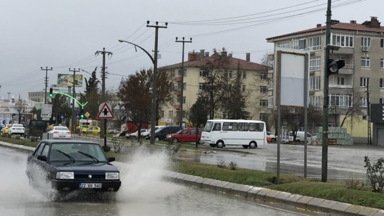 Edirne'de sağanak yağış etkisini artırdı. Vatandaşlara uyarı yapıldı