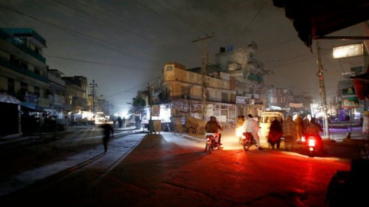 Pakistan karanlığa gömüldü