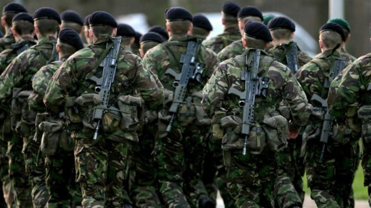 ABD ve İngiliz SAS komandoları uzaylılara karşı silah kuşandı. Özel silahlarla gece gündüz tatbikat yaptılar