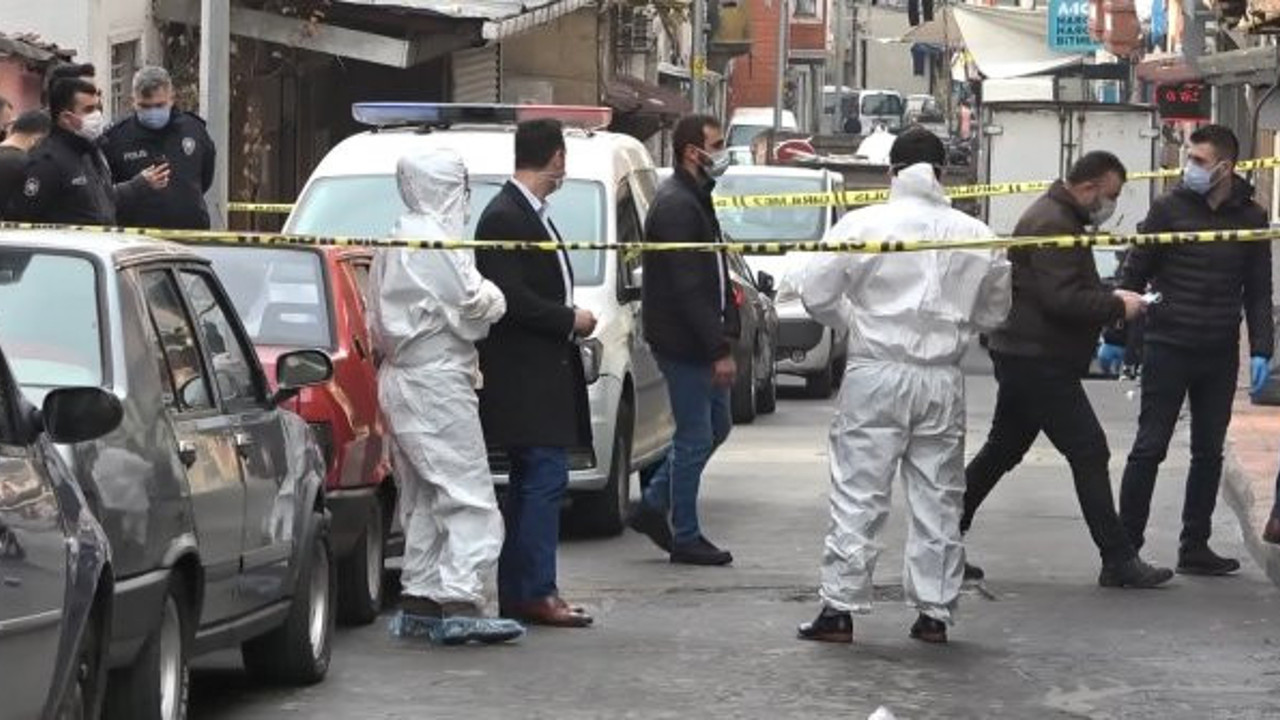 Beyoğlu’nda kötü kokudan rahatsız olan mahalleli polisi aradı. Battaniye sarılı halde bulundu