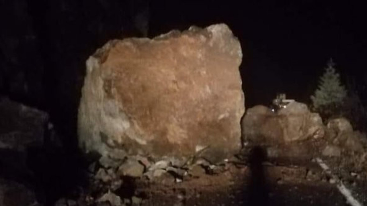 Dev kaya yola devrildi