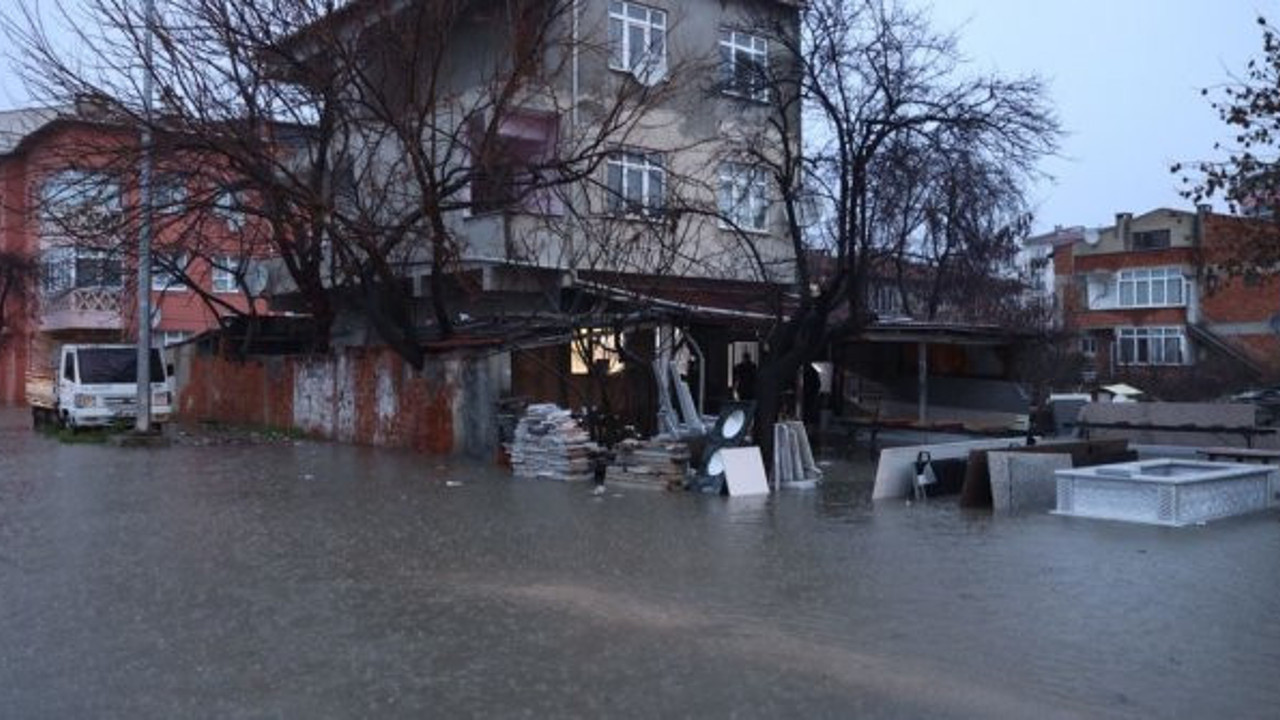 Edirne’de sağanak yağış hayatı felç etti. Mermer deposu sular altında kaldı