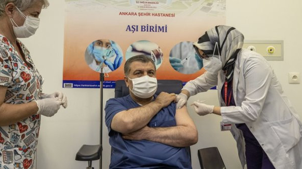 Sağlık Bakanı Fahrettin Koca ve Mehmet Ceyhan canlı yayında korona aşısı oldu