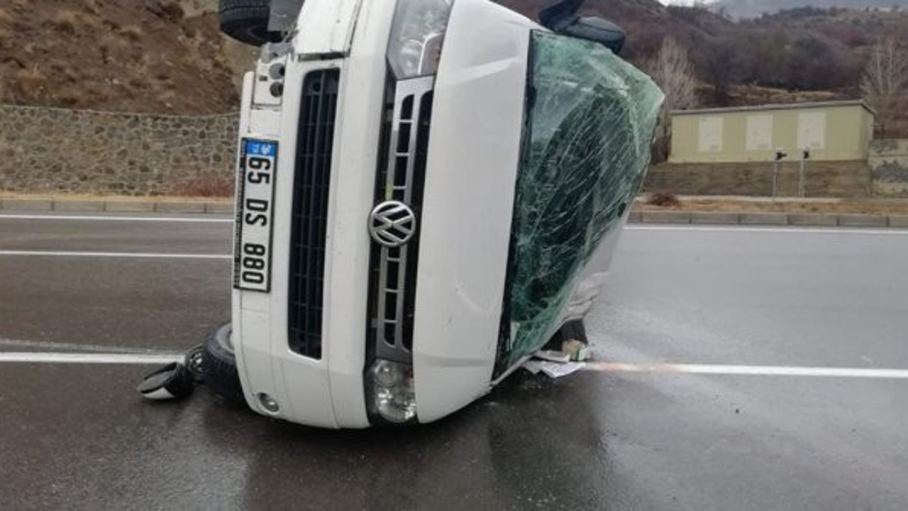 Sivas'ta minibüs devrildi: 5 yaralı