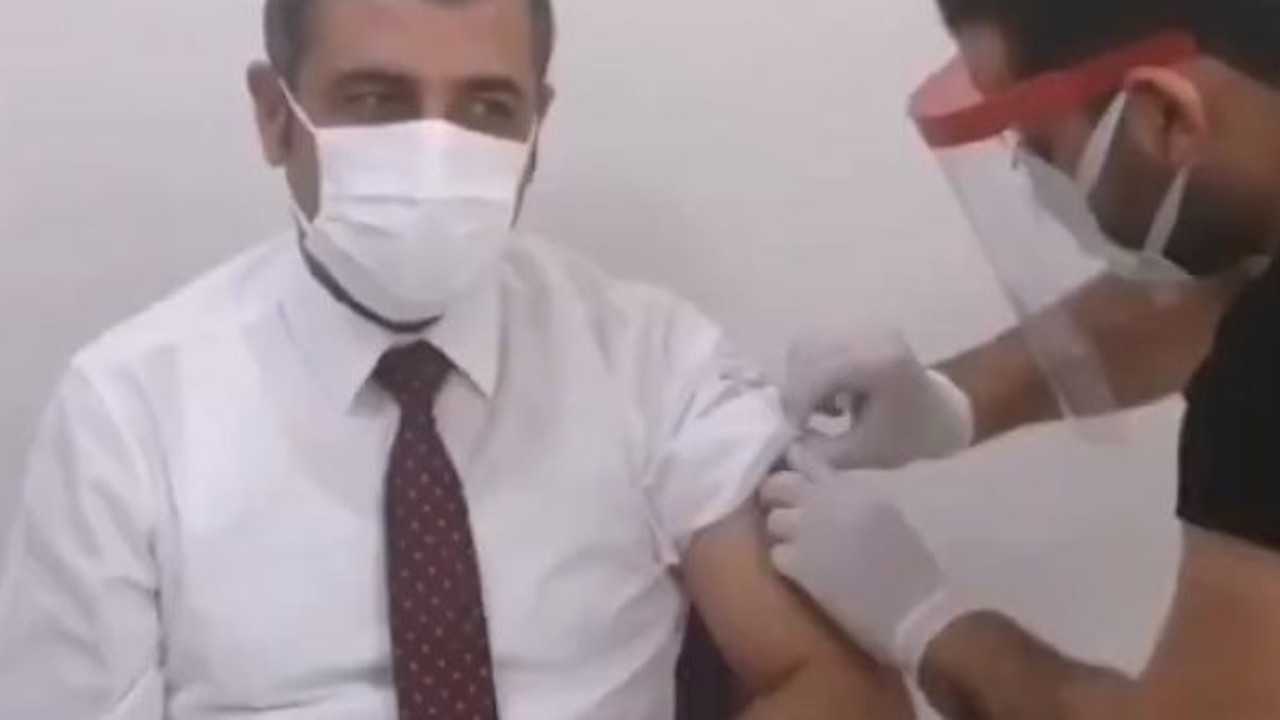 AKP ve MHP’li bazı vekiller korona aşısı oldu bile. Bal tutan parmağını yalar