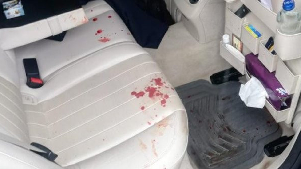 Gelecek Partili Selçuk Özdağ'a saldırı. Arabası kan gölüne döndü. Hastaneden ilk görüntüler!