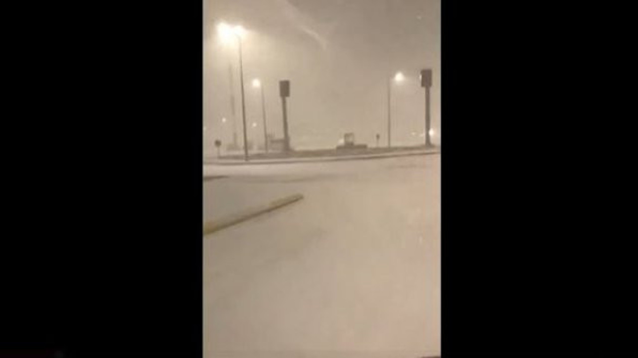 İstanbul Havalimanı'nda yoğun kar yağışı nedeniyle iniş yapılamıyor. Uçaklar havada beklemeye alındı