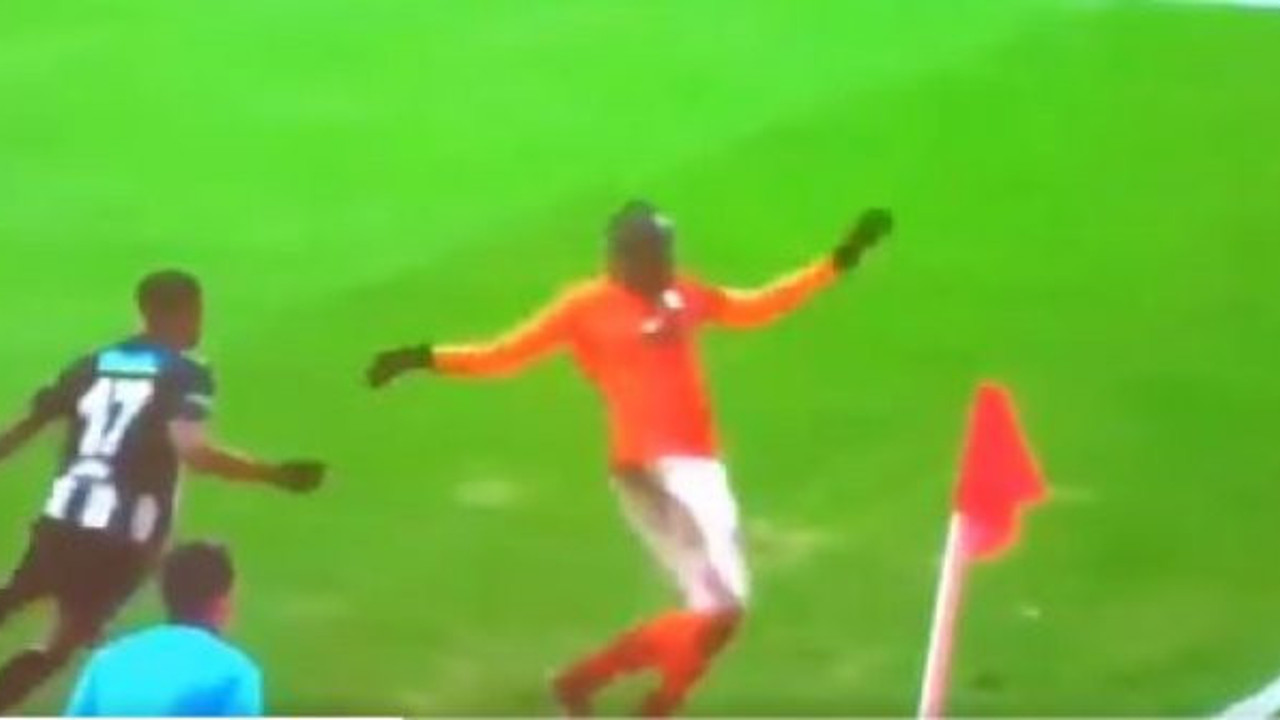 Diagne'ye hayaletin çarptığı an. Hakem de hayaleti gördü bayrağını kaldırdı